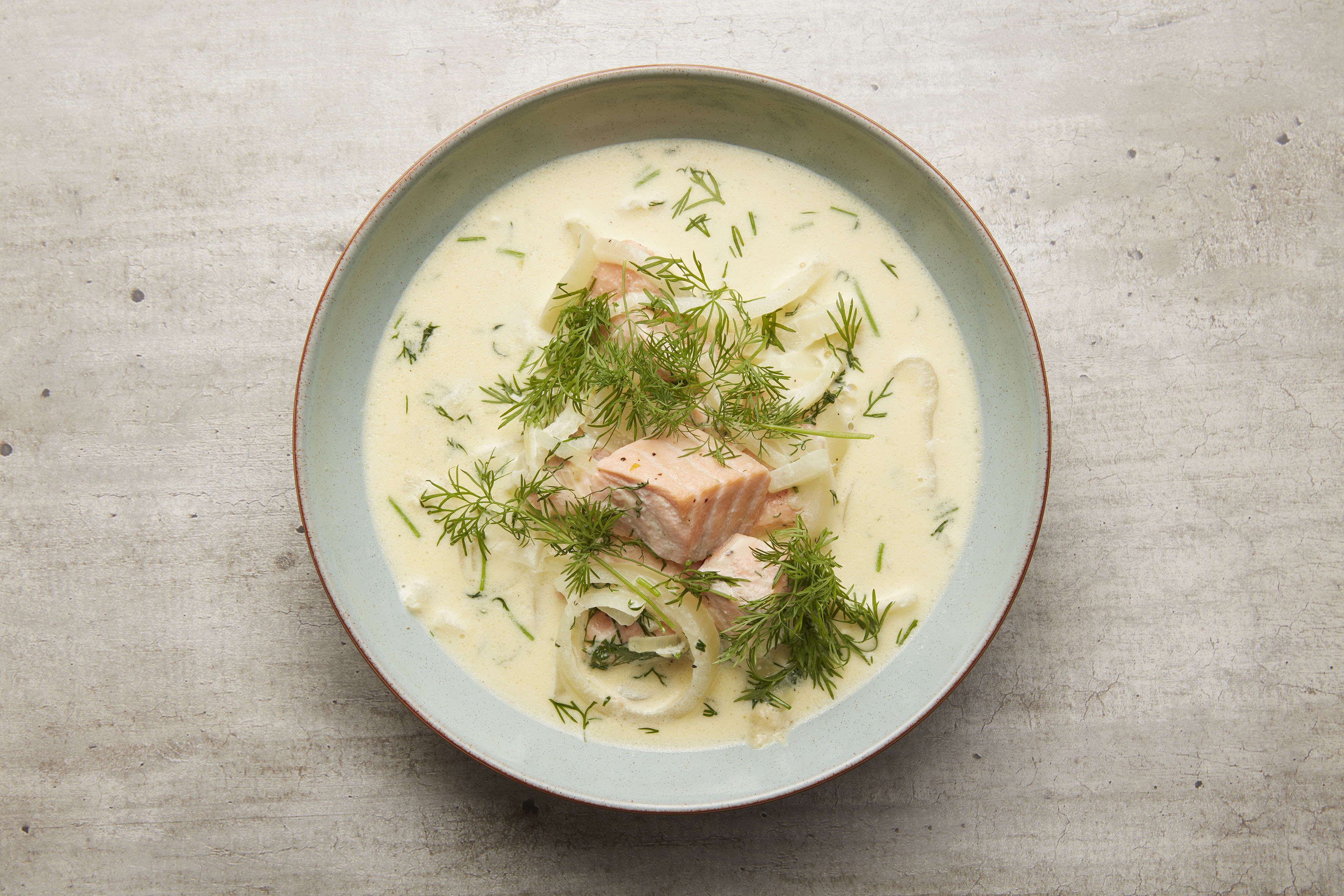 Kremet løksuppe med laks og dill