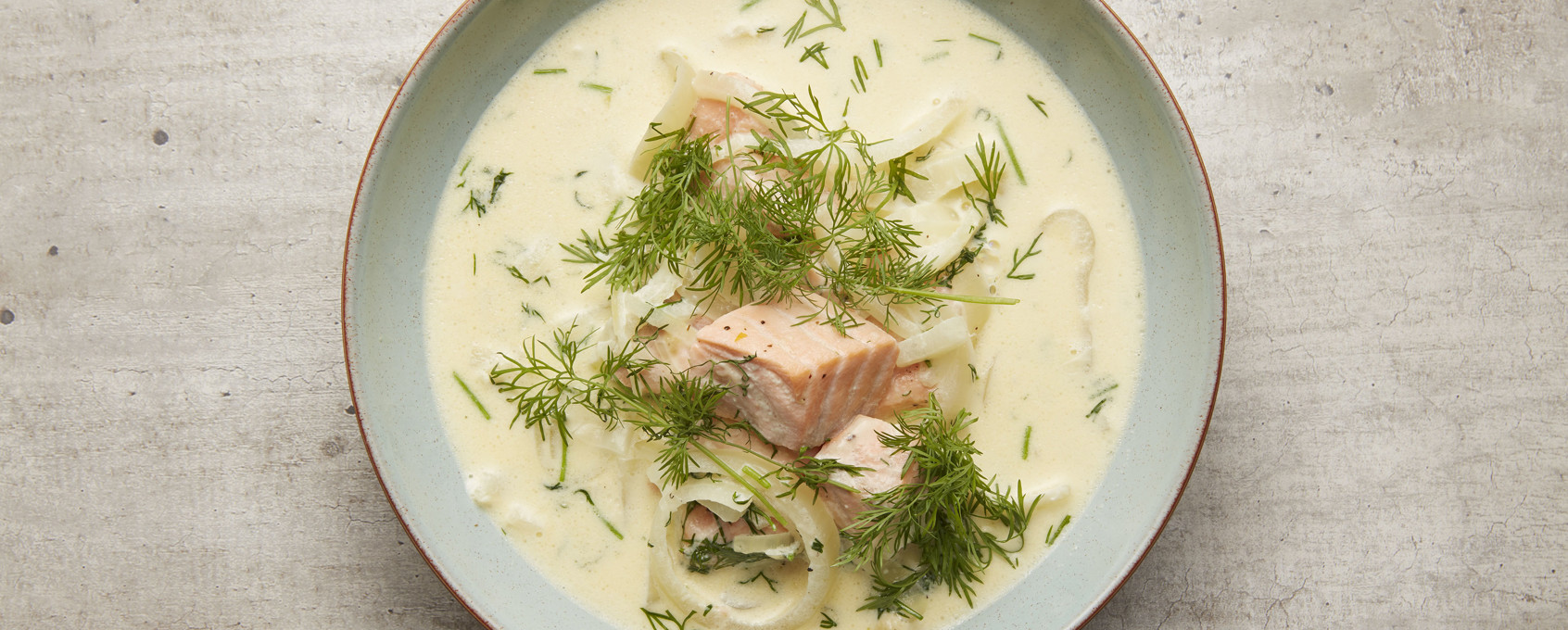 Kremet løksuppe med laks og dill