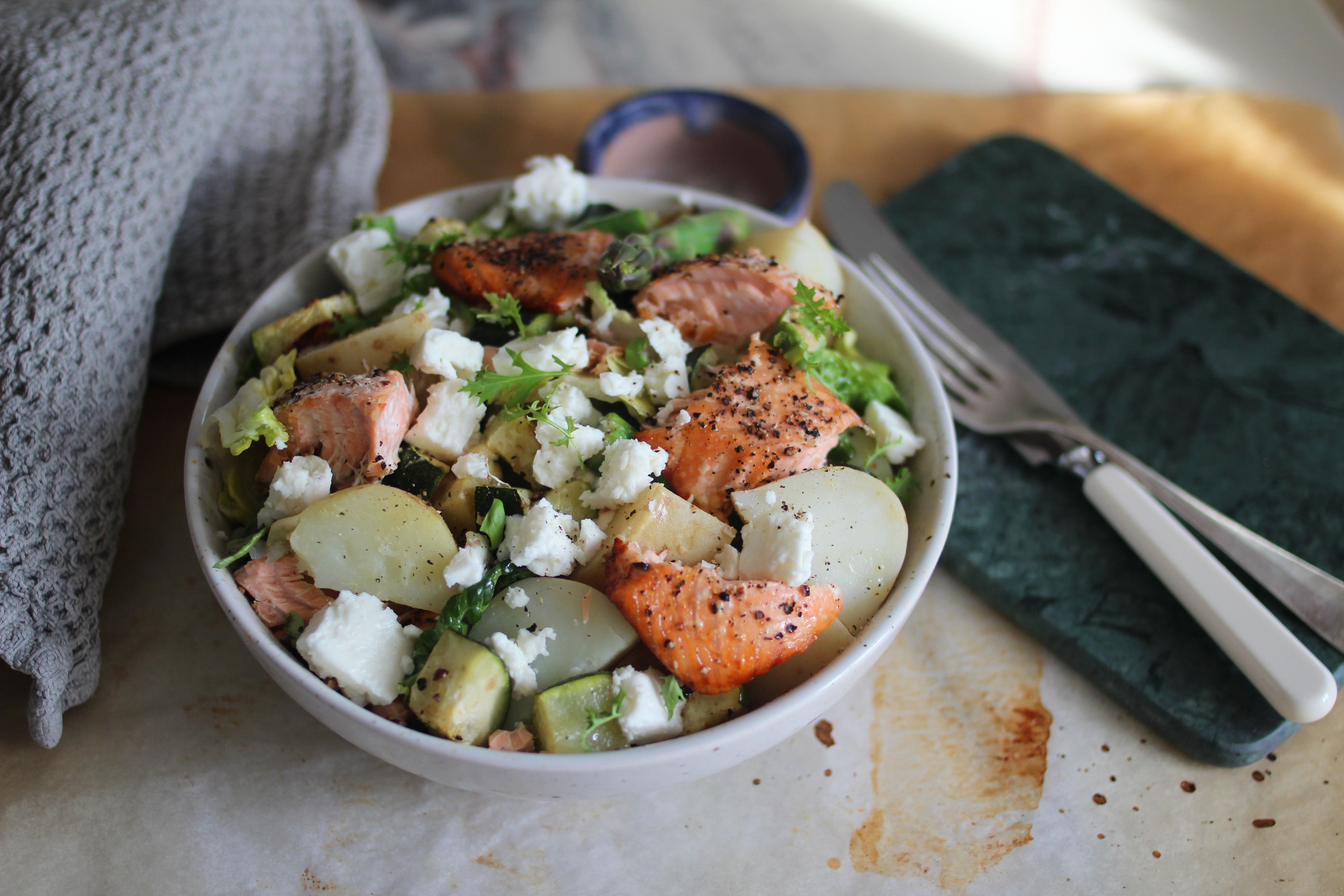 Laks med asparges og lun potetsalat