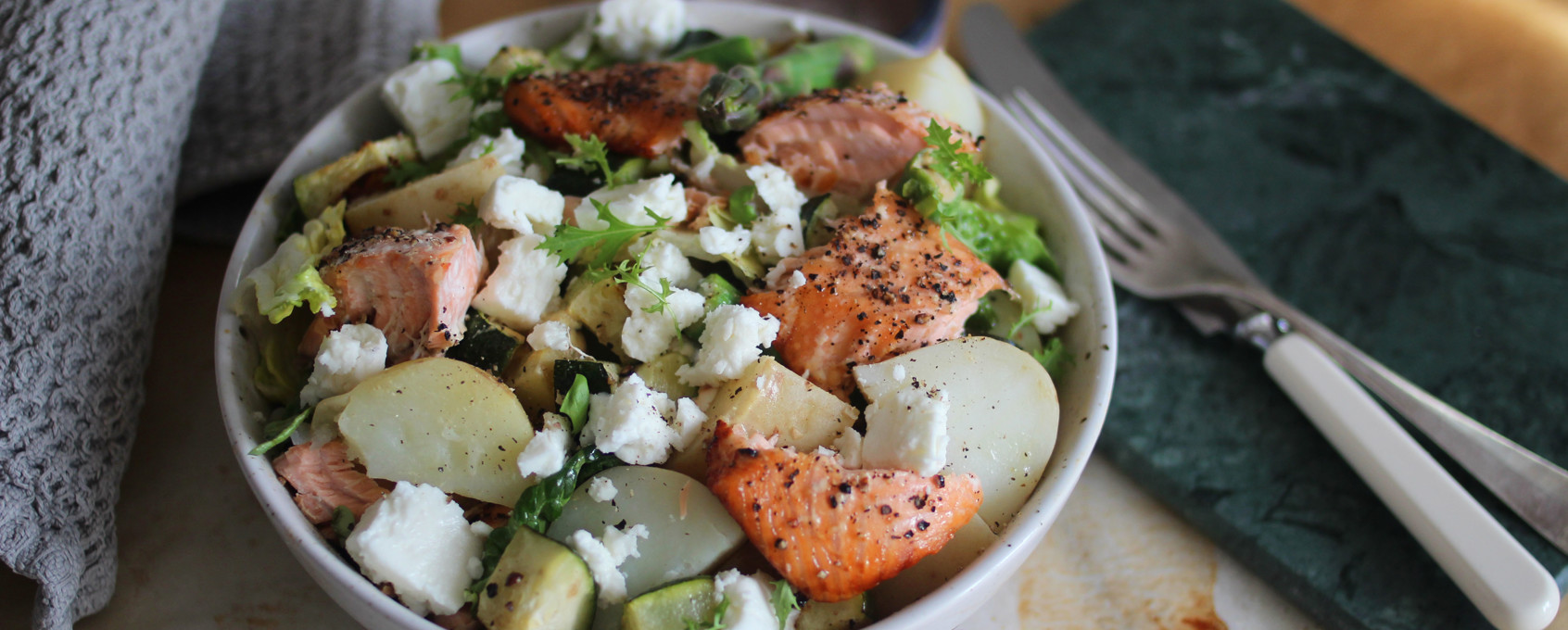 Laks med asparges og lun potetsalat