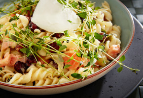 Laks med pastaskruer, timian og Jarlsberg