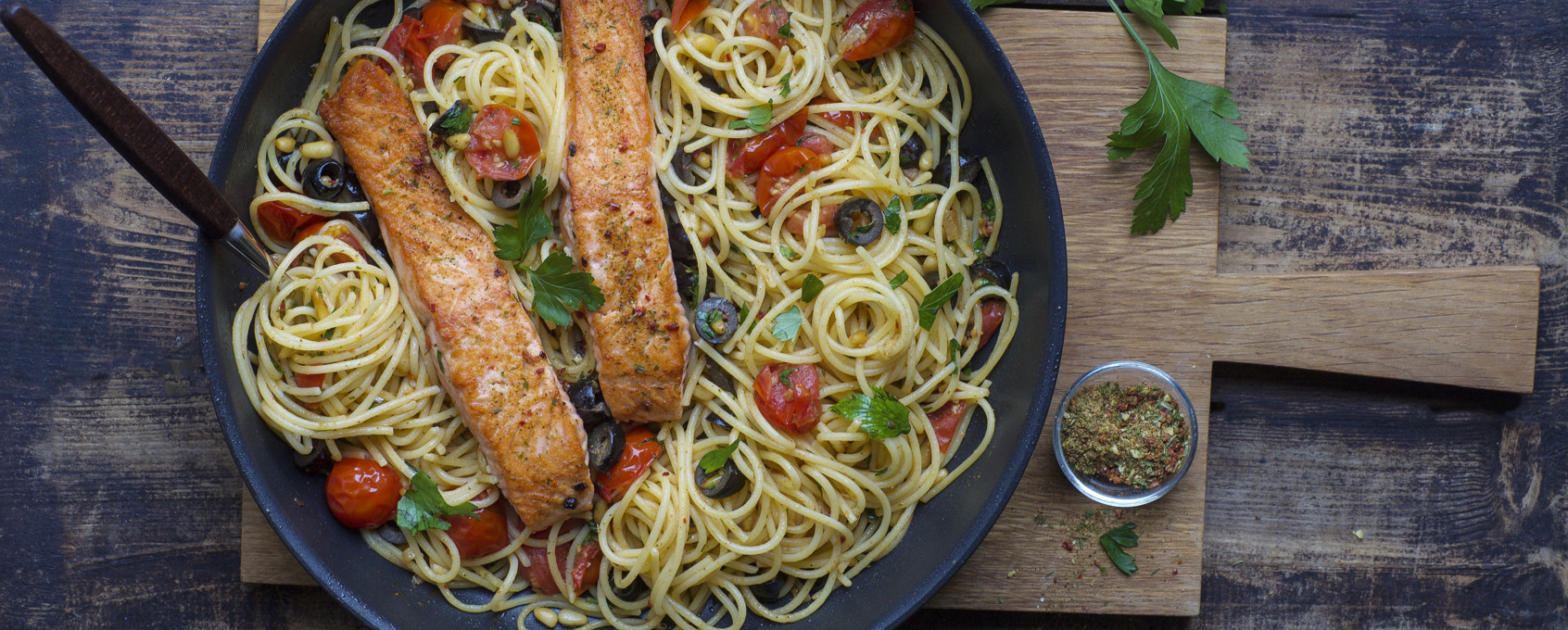 Laksepasta med smak av Middelhavet