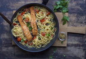 Laksepasta med smak av Middelhavet