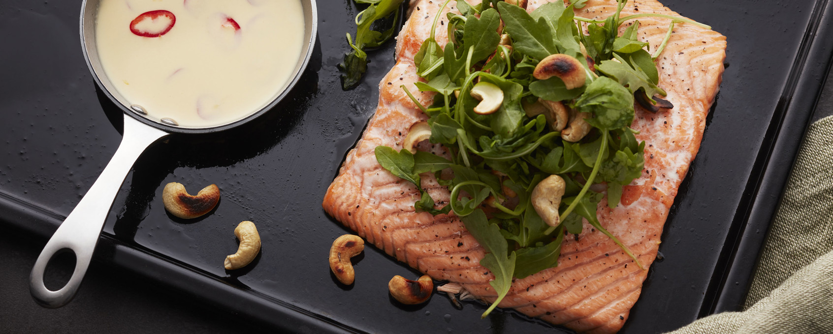 Laksesalat med nøtter og chili- og limedressing