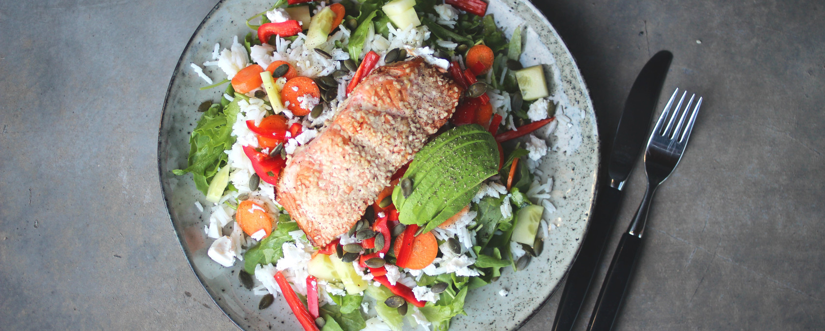 Laksesalat med ris og grønnsaker