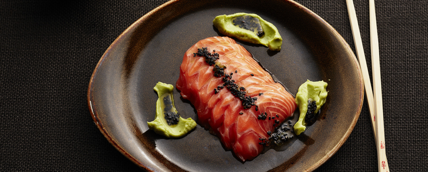 Laxsashimi med avokado- och wasabikräm