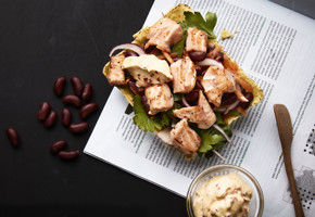 Laksetaco med chilimajones og brune bønner