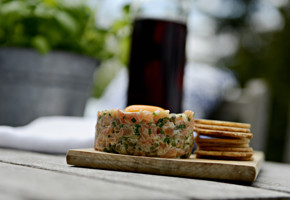 Laksetartar med sukkertare