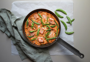 Laks i form med pesto og rømme