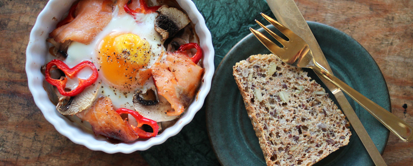 Ovnsbakt form med egg og røkelaks