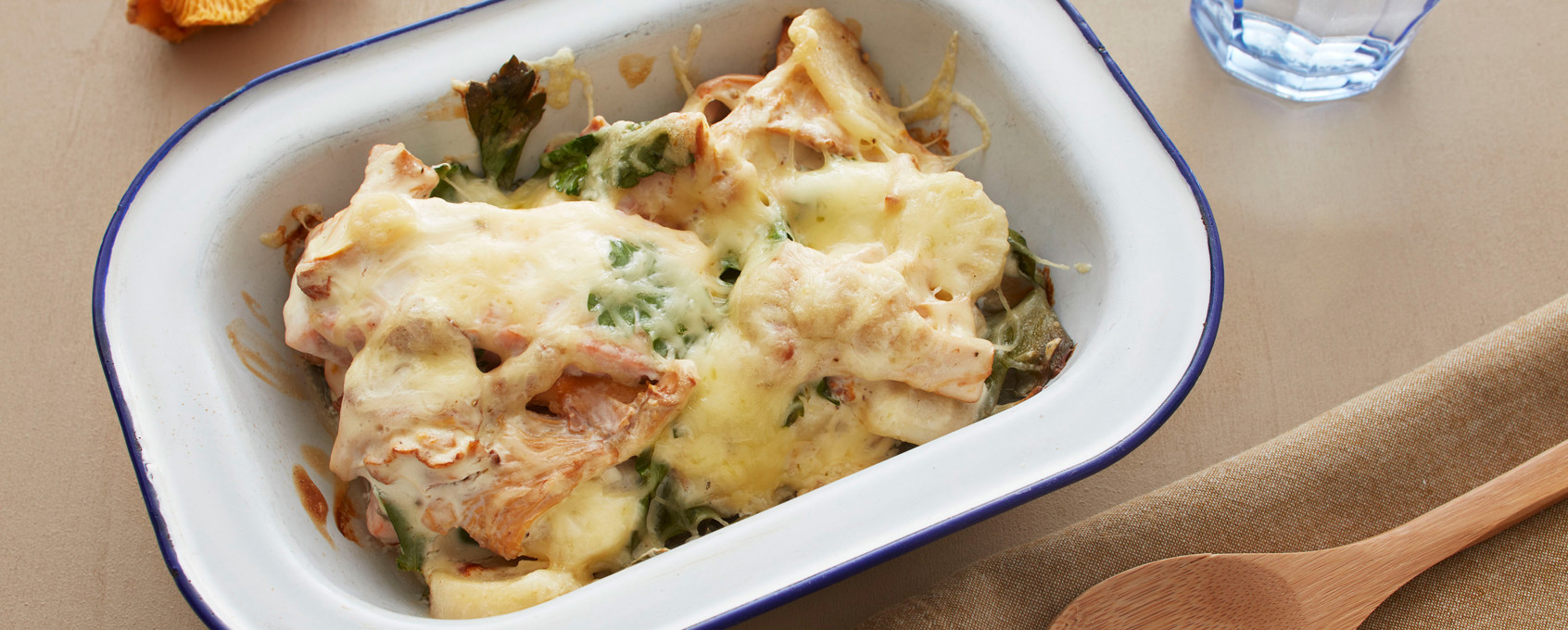 Ovnsbakt laks med kantarell, persillerot og ost