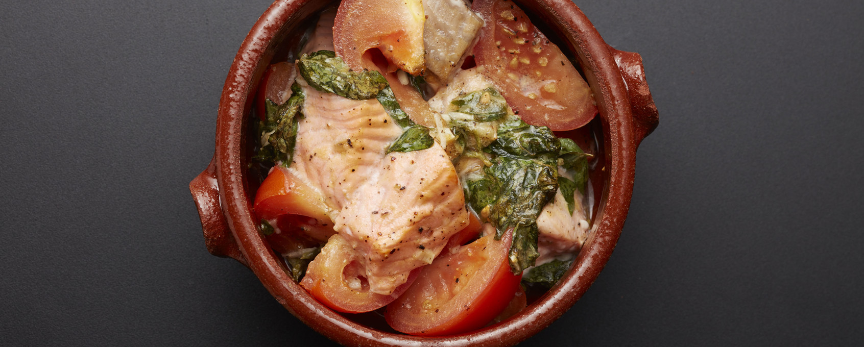 Ovnsbakt laks med tomat- og basilikumsmiks