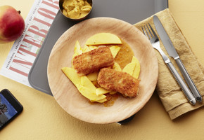 Pankopanerte torskepinner med karrimajones og mangosalat