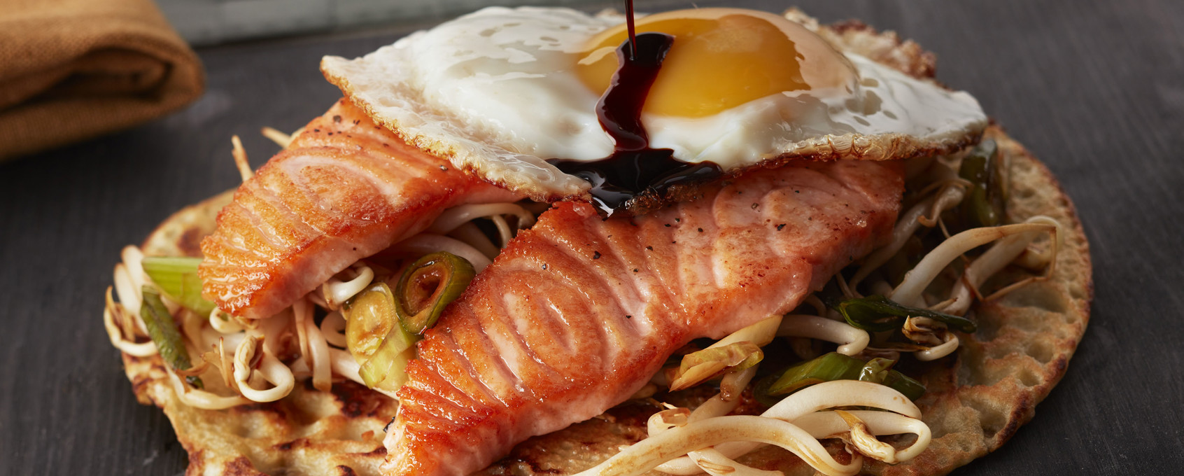 Pannekaker med stekt laks og teriyakimiks