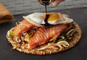 Pannekaker med stekt laks og teriyakimiks