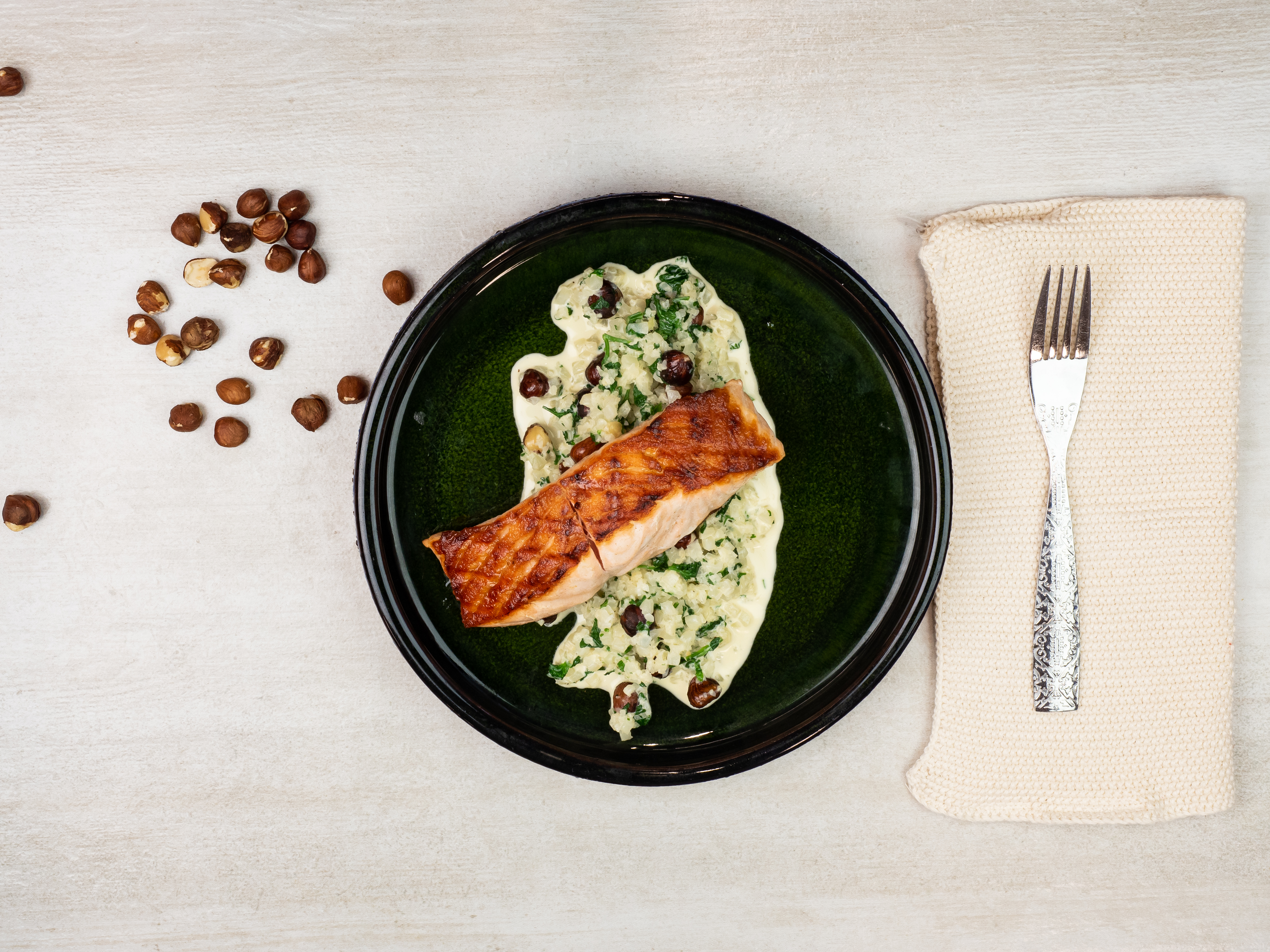 Pannestekt laks med blomkålris, hasselnøtter og persille