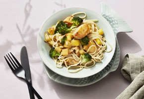 Pasta med karrilaks, mango og brokkoli