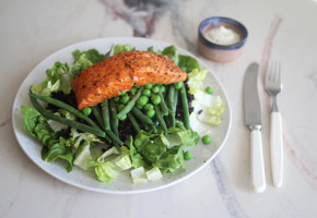 Rask salat med ovnsbakt laks og honning