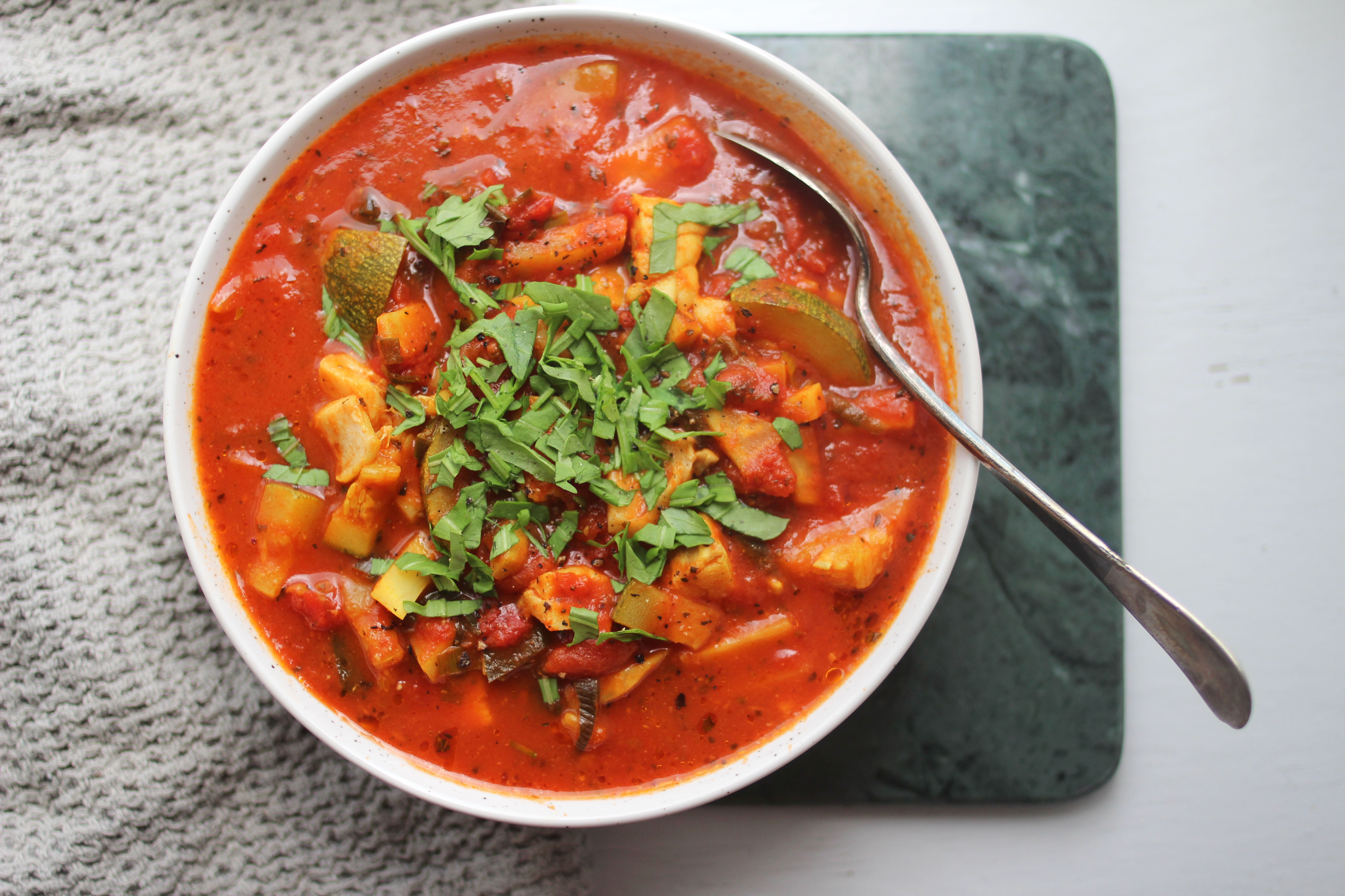 Rød fiskesuppe med torsk