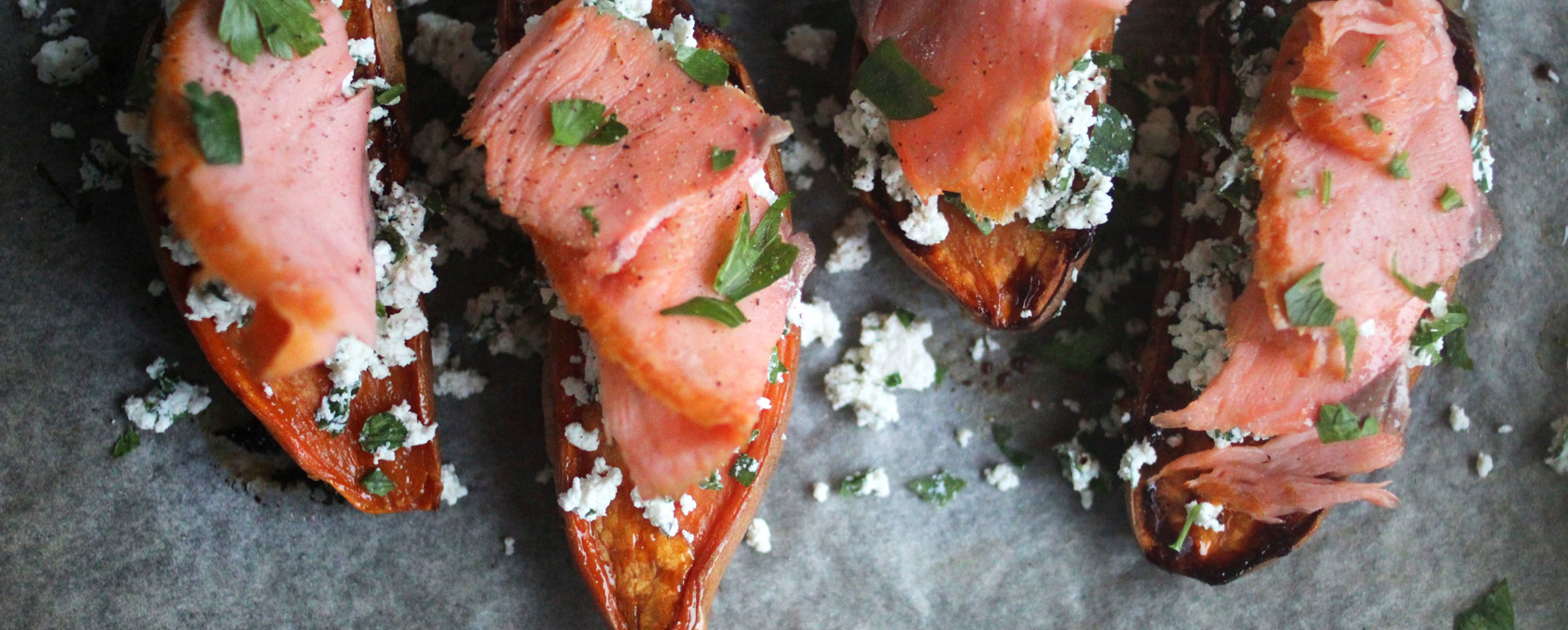 Røkelaks med bakt søtpotet og fetakrem