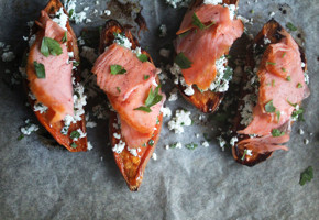 Rökt lax med bakad sötpotatis och fetakräm