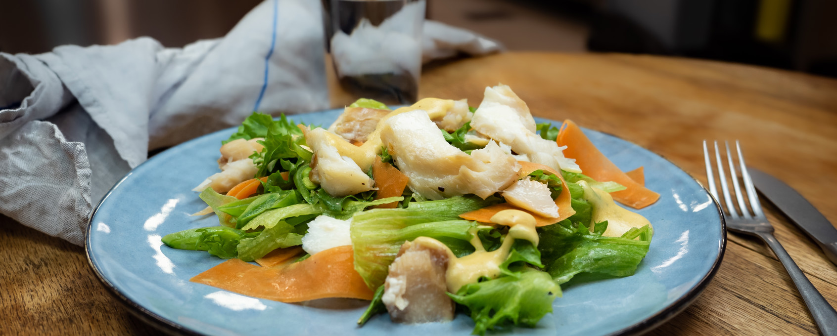 Salat med røkt torsk og sennepsvinaigrette