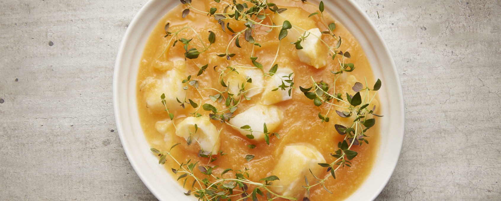 Grønnsakssuppe med torsk, timian og rotgrønnsaker