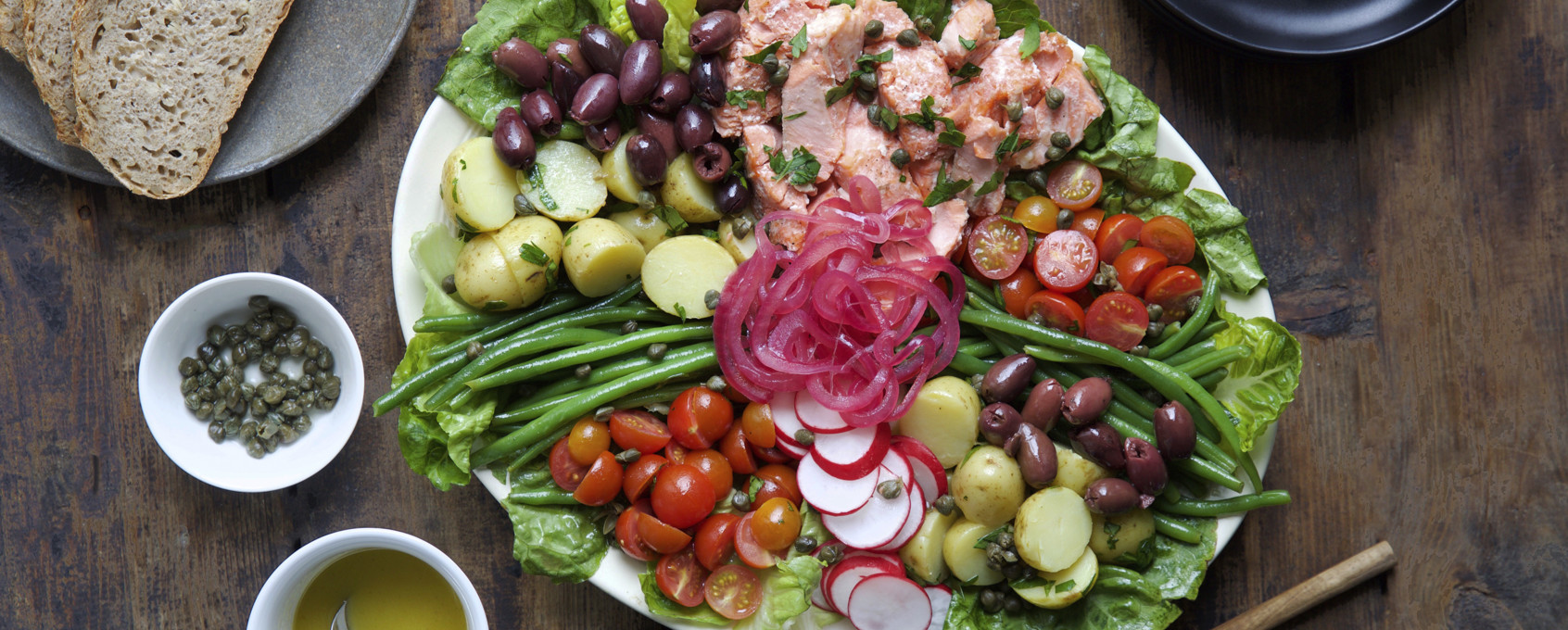 Salaten fra Nice med ørret og syltet rødløk