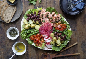 Salaten fra Nice med ørret og syltet rødløk