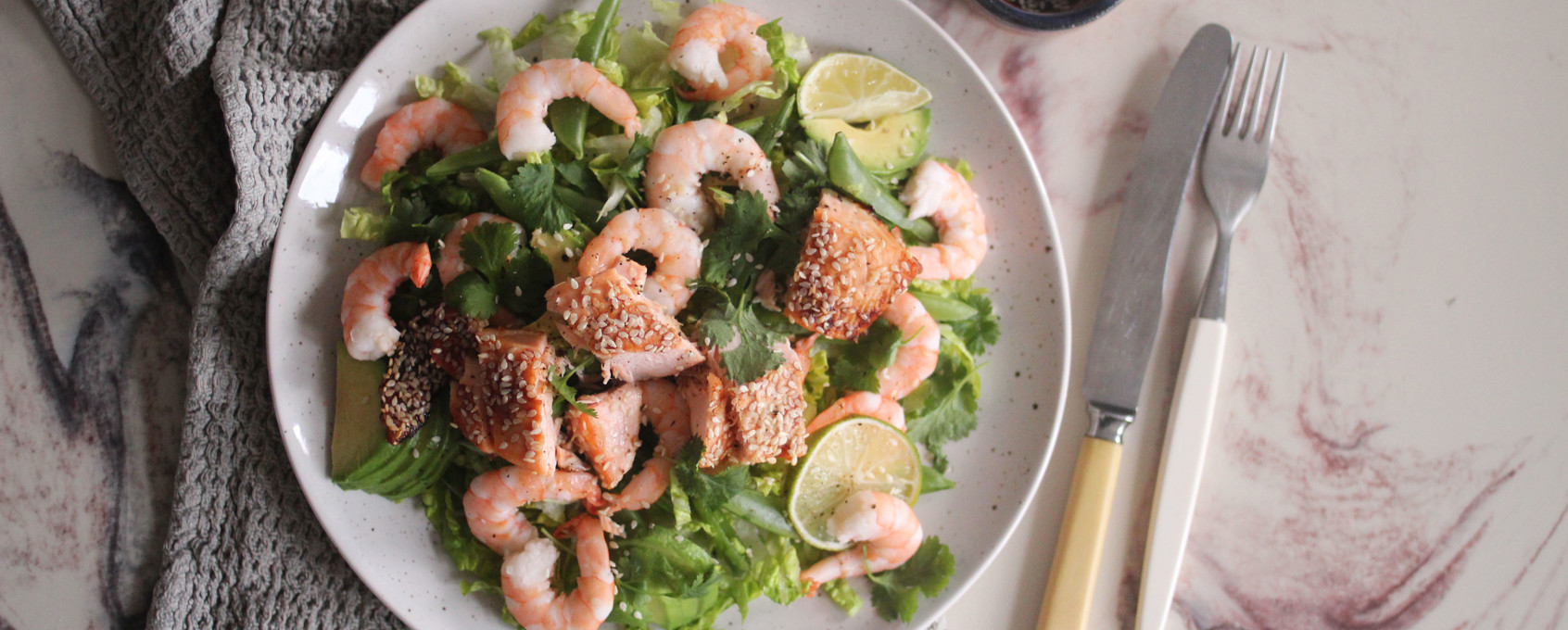 Salat med soyamarinert laks og reker