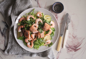 Sallad med sojamarinerad lax och räkor