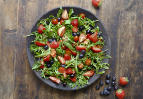 Sommersalat med bær