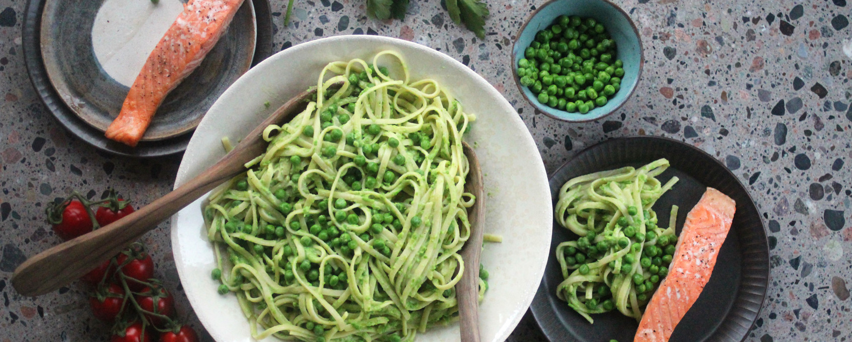 Spagetti med laks, erter og crème fraîche