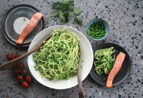 Spagetti med laks, erter og crème fraîche