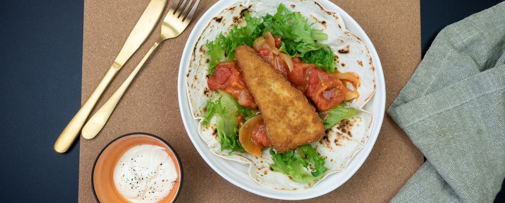 Sprøpanert sei i tortilla med tomatsaus og rømme