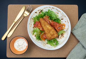 Sprøpanert sei i tortilla med tomatsaus og rømme