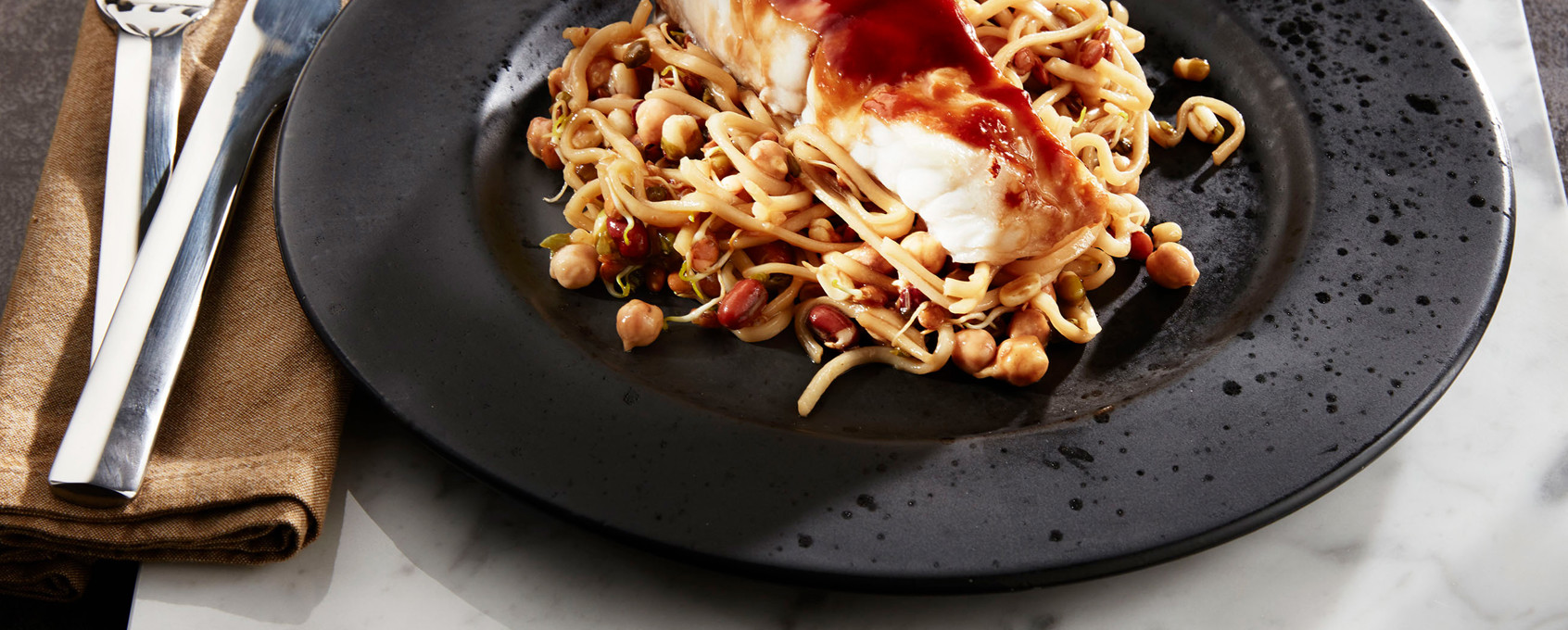 Steinbit med nudler og hoisinsaus