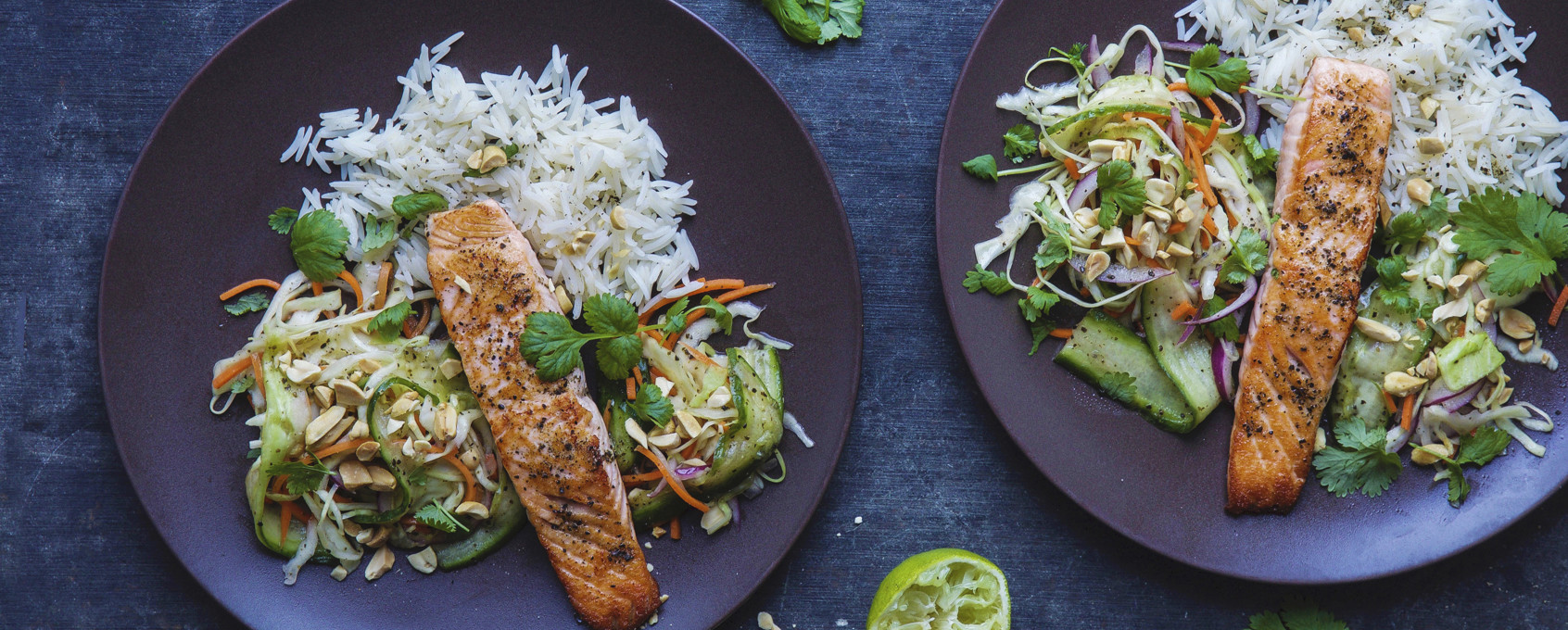 Stekt laks med asiatisk råkostsalat