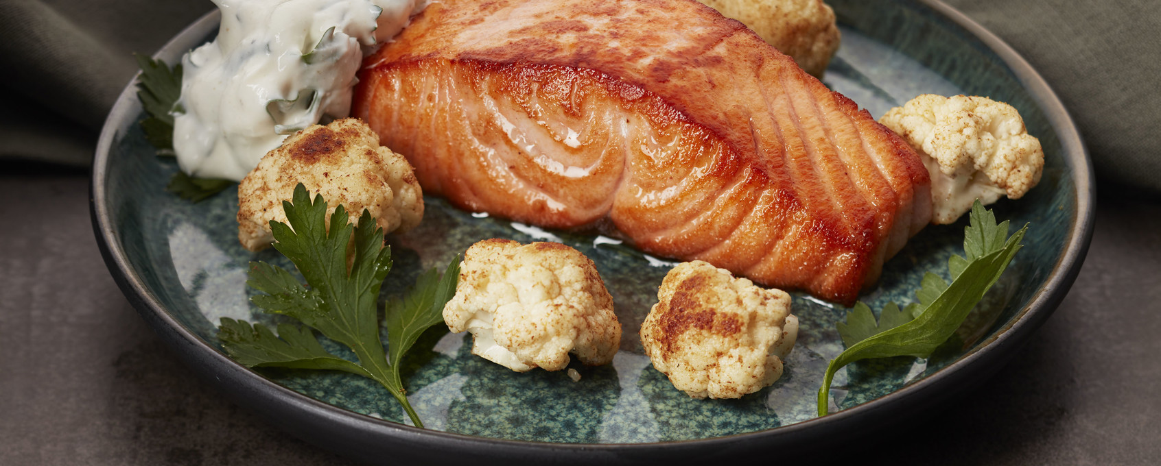 Stekt laks med spicy blomkål og yoghurtdressing