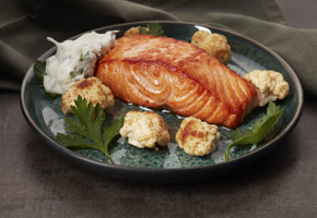 Stekt laks med spicy blomkål og yoghurtdressing