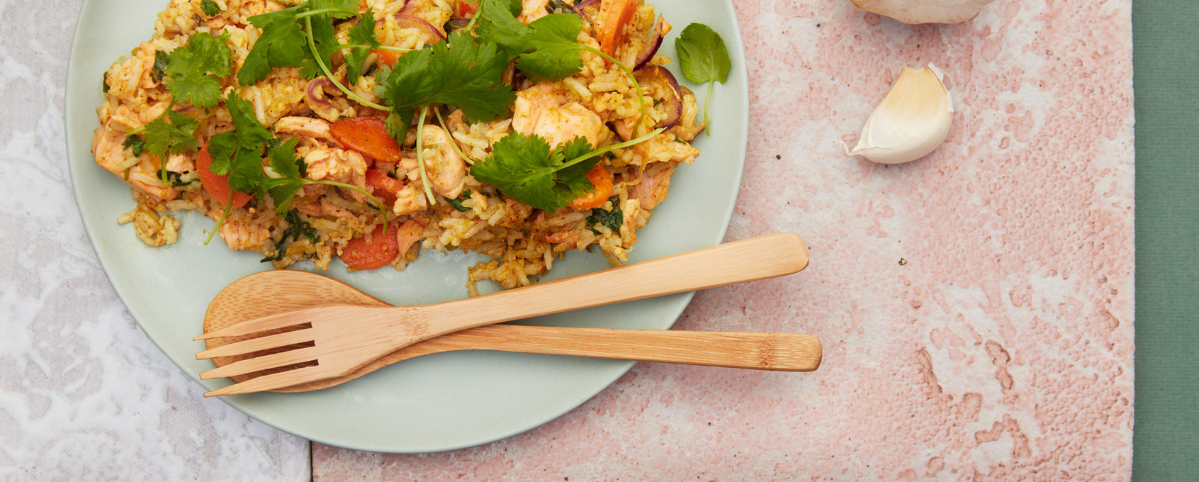 Stekt ris med karripasta, grønnsaker og laks
