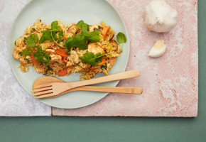 Stekt ris med karripasta, grønnsaker og laks