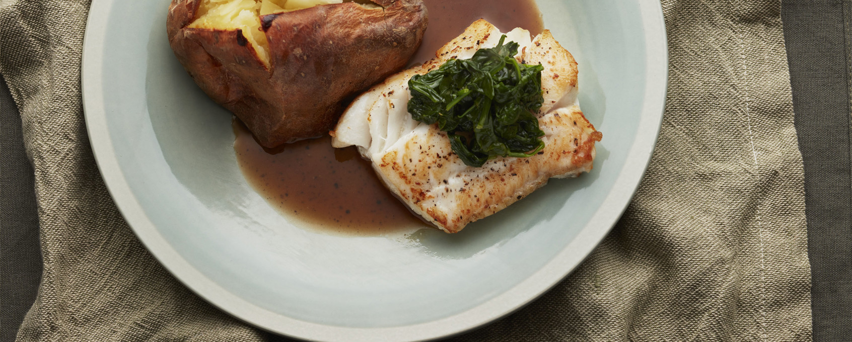 Stekt torsk med bakt potet og peppersaus