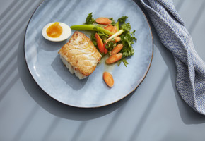 Stekt torsk med sitronmarinerte grønnsaker og bløtkokt egg