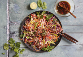 Thai råkostsalat med risnudler