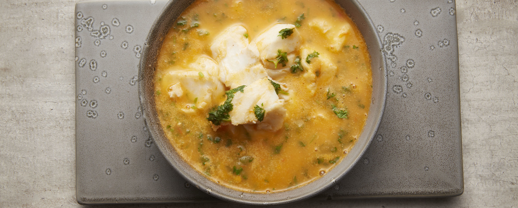 Hjemmelaget tomatsuppe med torsk, hvitløk og persille