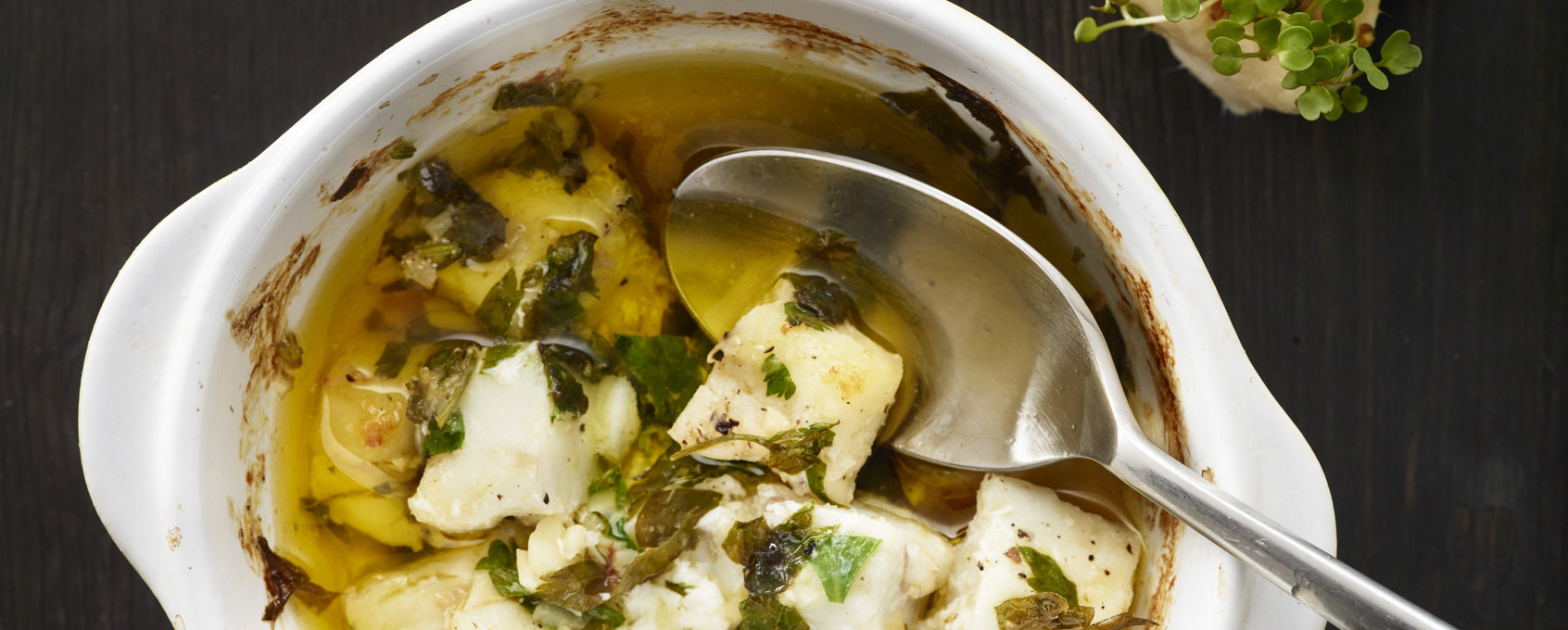 Torsk i form med hvitløk og urter