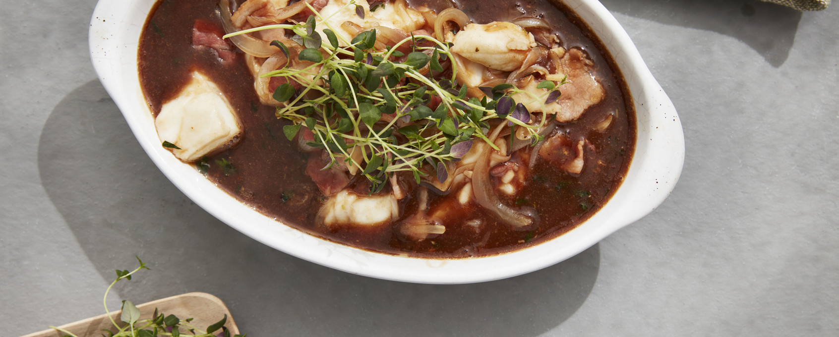 Torsk i surret bacon og rødvinssaus