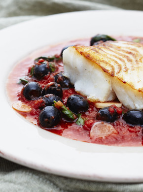 Torskloin och tomatsalsa med vitlök och oliver