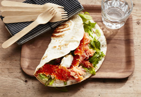 Wraps med laks, vårløk og yoghurt